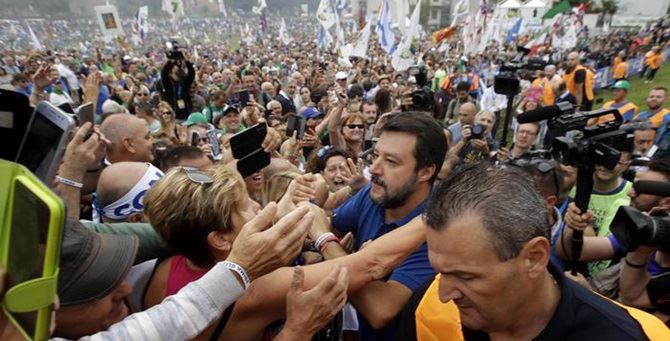 Salvini tra i militanti a Pontida - Foto Ansa