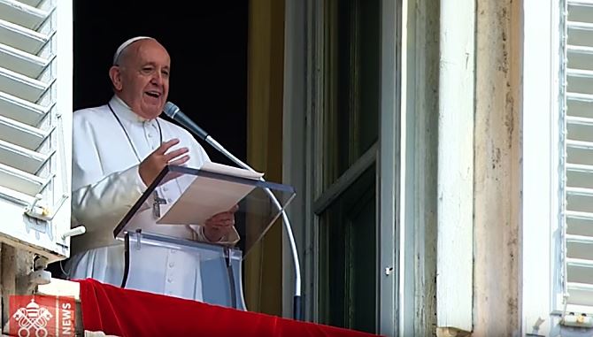 Papa Francesco si scusa per il ritardo con i fedeli