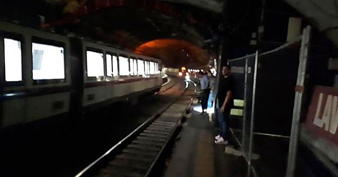 Vagoni evacuati nella metro a Roma