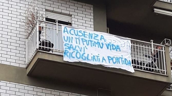 Uno striscione di contestazione a Salvini apparso a Cosenza