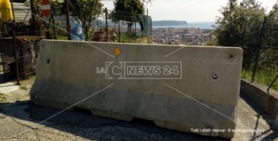 Barriere di cemento impediscono l’ingresso nella città di Praia a Mare. Sullo sfondo l’isola Dino