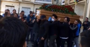 Lamezia, folla al funerale rom: «Bara presa con la forza dal carro funebre»