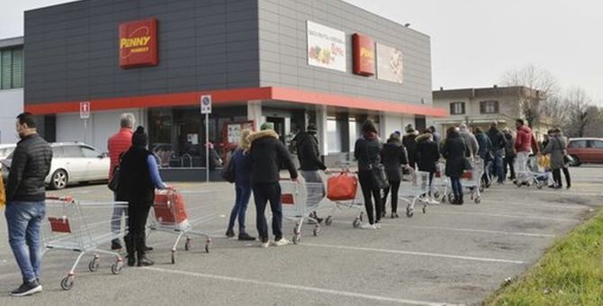 File ai supermercati nel nord Italia