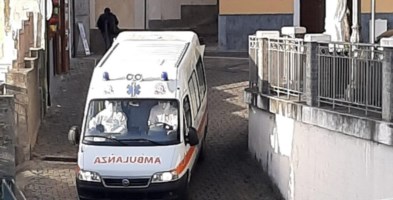 L’ambulanza con a bordo il paziente risultato positivo che lo riaccompagna a casa dopo la dialisi