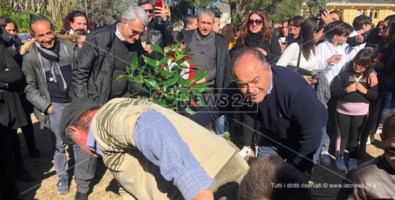 Nicola Gratteri durante la piantumazione dell’ulivo a lui dedicato