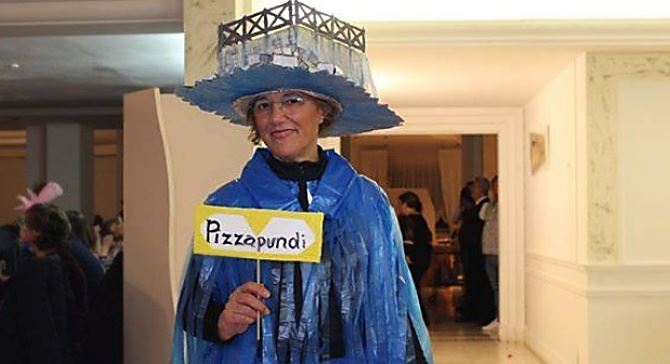Caterina Rizzo e la maschera dedicata al molo di Pizzo