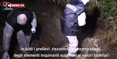 I carabinieri prelevano campioni dal fiume Mucone