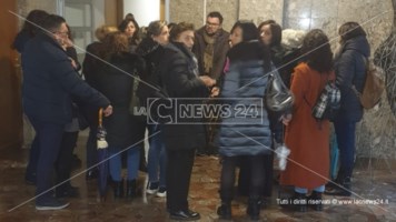 Mensa a Cosenza, genitori in protesta: «Scarsa igiene e servizio inadeguato»