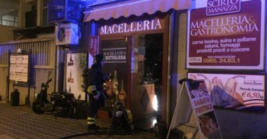 Vigili del fuoco davanti alla macelleria