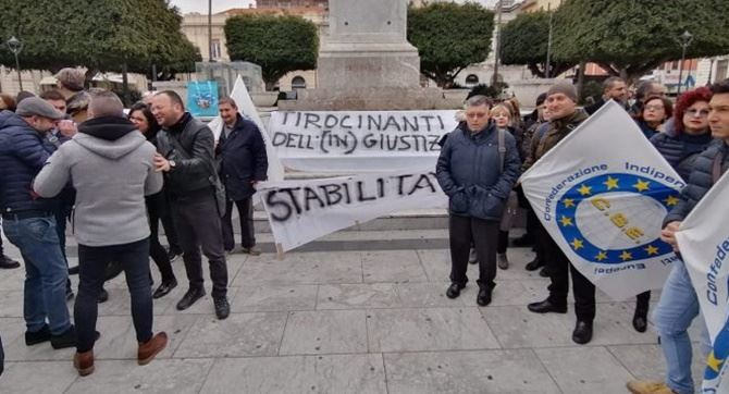La protesta dei tirocinanti a Reggio