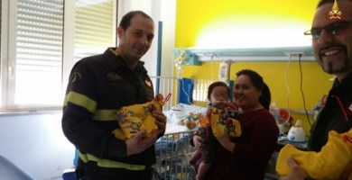 I vigili del fuoco in visita ai bambini dell’ospedale di Reggio