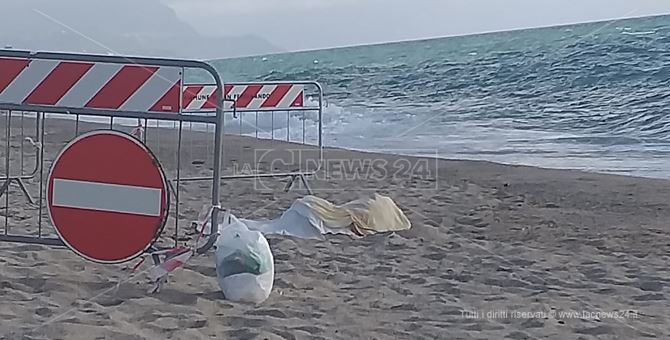 Il cadavere trovato in mare a San Ferdinando