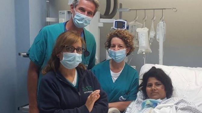 La giovane Hafiza e i medici dell’ospedale di Palermo, foto ansa 