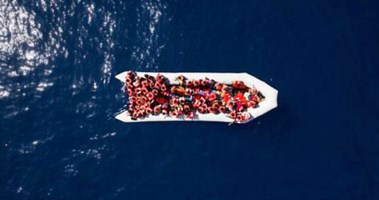 Migranti su barcone, foto F.Dana per Ansa