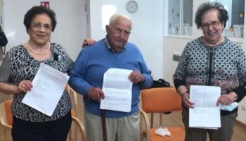 Esami di terza media per tre anziani pugliesi (foto ansa)