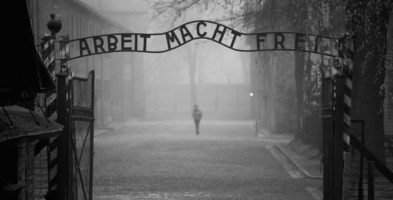 Arbei macht frei (Il lavoro rende liberi) è la scritta all’ingresso del campo di Auschwitz 