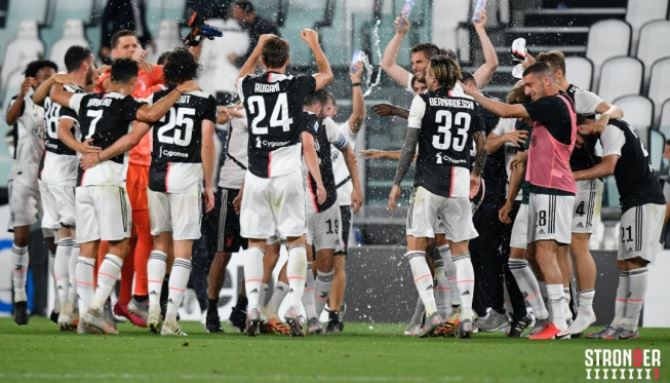 I festeggiamenti della Juventus, foto dalla pagina fb della squadra 