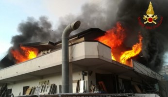 Incendio di uno stabilimento a Roccella Jonica