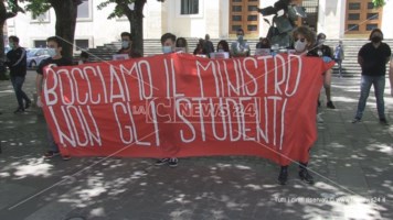 Cosenza, studenti protestano in piazza contro la didattica a distanza