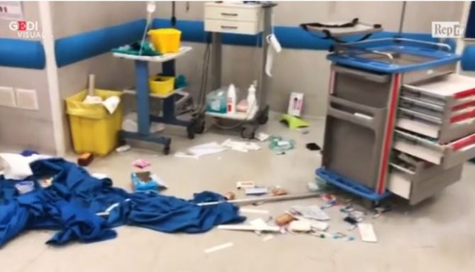 Ospedale devastato a Napoli (frame video Repubblica)
