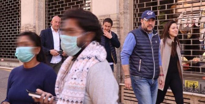 Matteo Salvini passeggia con Francesca Verdini per il centro di Roma