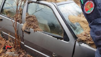 Auto abbandonata nel Vibonese