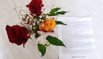 Fiori e una lettera di speranza per gli abitanti di Favelloni da parte del parroco don Andrea 