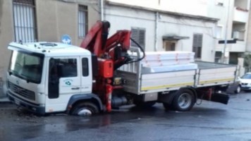 Camion in una voragine a Reggio Calabria 