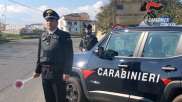 Isola Capo Rizzuto, arrestato 18enne: minacciava i genitori 