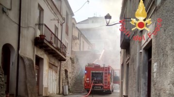 Incendio distrugge una casa nel Catanzarese, feriti padre e figlio