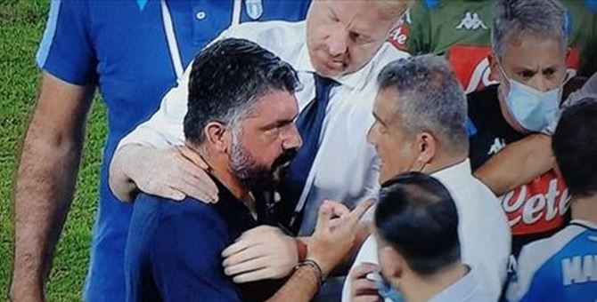 Lo scontro tra Rino Gattuso e la panchina della Lazio