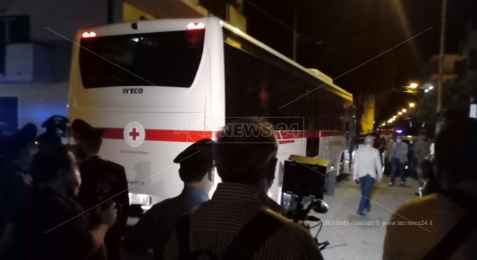 L’autobus che ha portato i migranti contagiati da Amantea a Roma