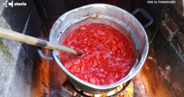 Ode al pomodoro, la tradizione tutta calabrese della salsa fatta in casa: video