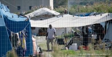 La denunciaDegrado e abbandono nella baraccopoli dei migranti della Piana, Medu: «Spesi 5 milioni e mezzo per alloggi mai aperti»