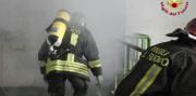 Incendio alla canna fumaria di un palazzo, evacuata una famiglia 