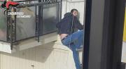 Beccato a fuggire dal balcone, arrestato ladro “seriale” nel Catanzarese