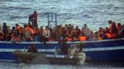 Migranti, barcone in panne recuperato nel Canale di Sicilia