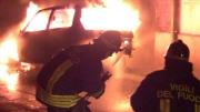 Due furgoni in fiamme a Isola Capo Rizzuto, appartengono a un consigliere comunale