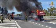  Autobus in fiamme sulla Ss 106
