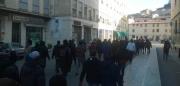 Il corteo degli ambulanti in protesta a Cosenza
