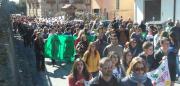 ‘#LaChiudiamoNoi’, migliaia in marcia per dire no alla discarica di Celico