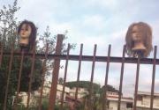 Teste di manichino attaccate davanti ai cancelli di una scuola: aperte le indagini VIDEO