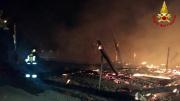 Incendio distrugge bar e deposito di un villaggio turistico a Cutro