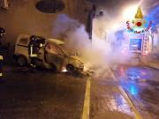 Auto data alla fiamme a Isola Capo Rizzuto - VIDEO