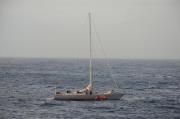 Barca in balia delle onde nel Mare Ionio